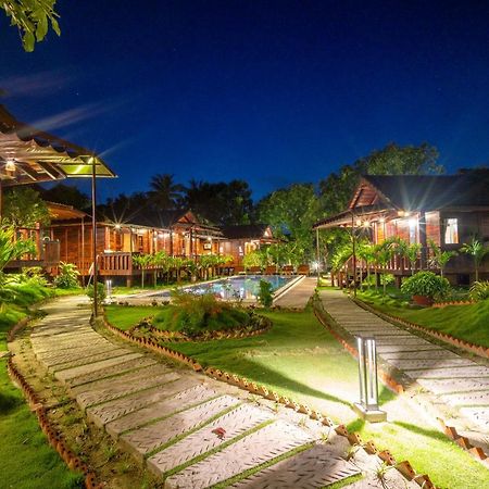 Anna Pham Bungalow - Friendly Local 두옹 동 외부 사진
